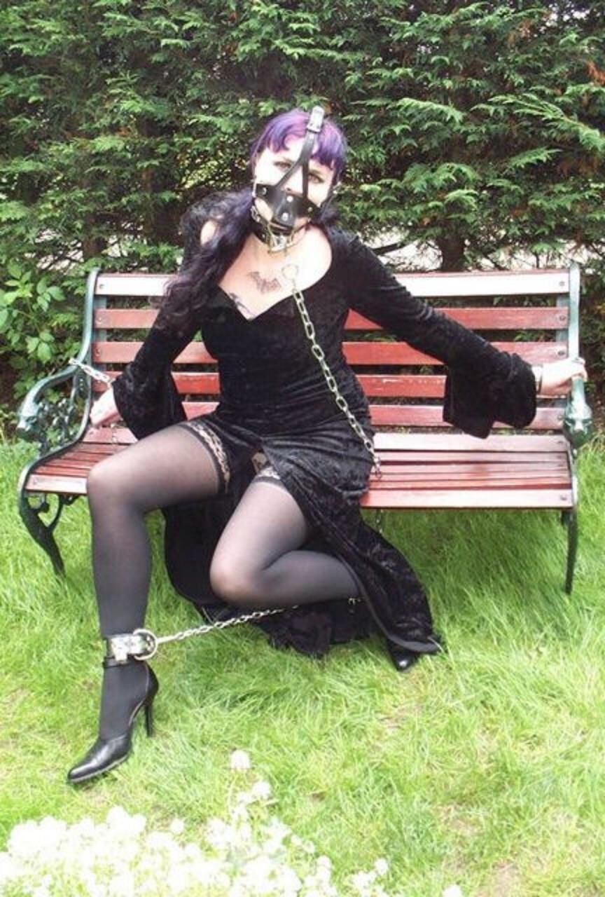 Nachtschatten -Bondage -Modell