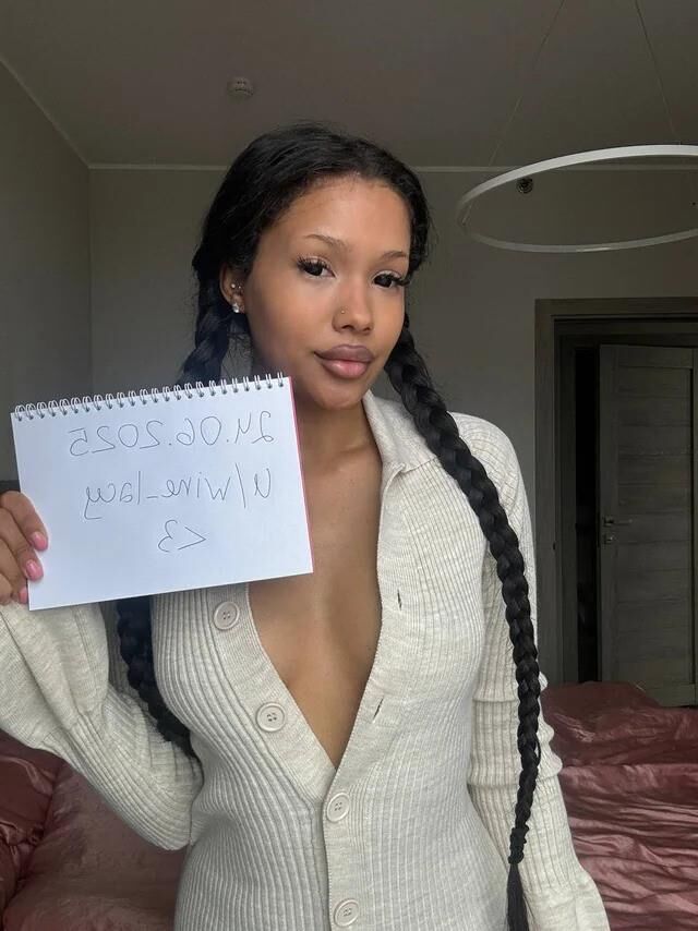 Wine_lacy Hot Ebony от Reddit
