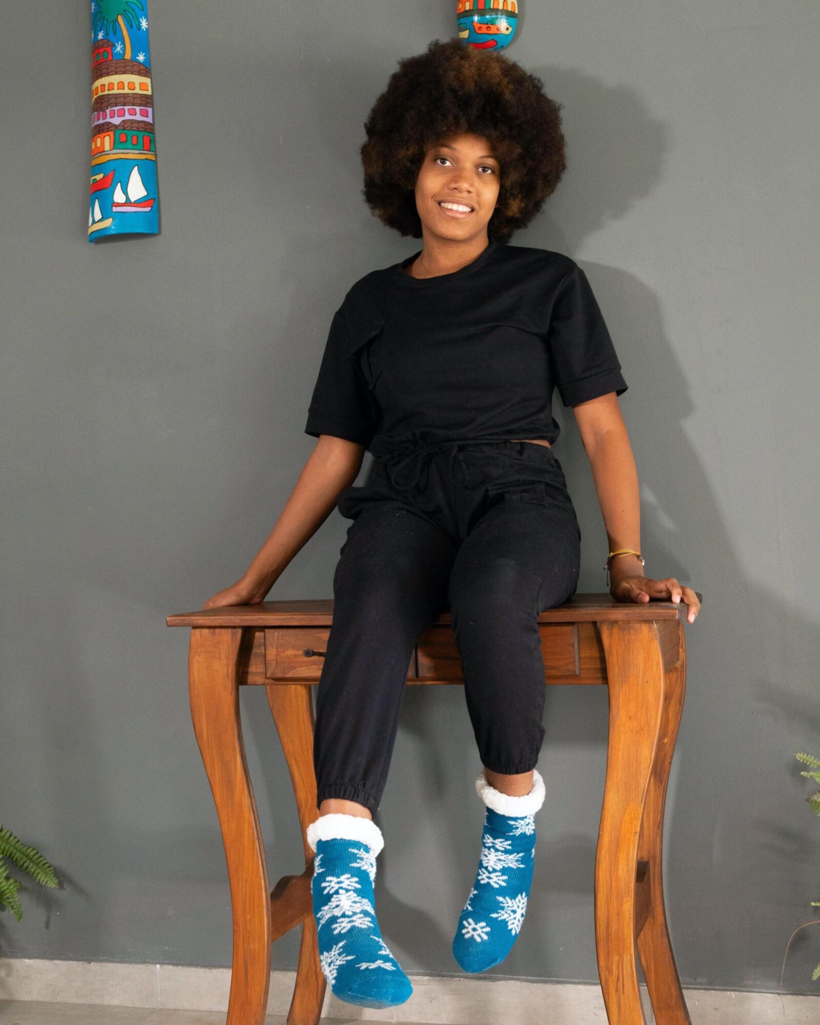 Ebony обнажается на ее деревянном столе