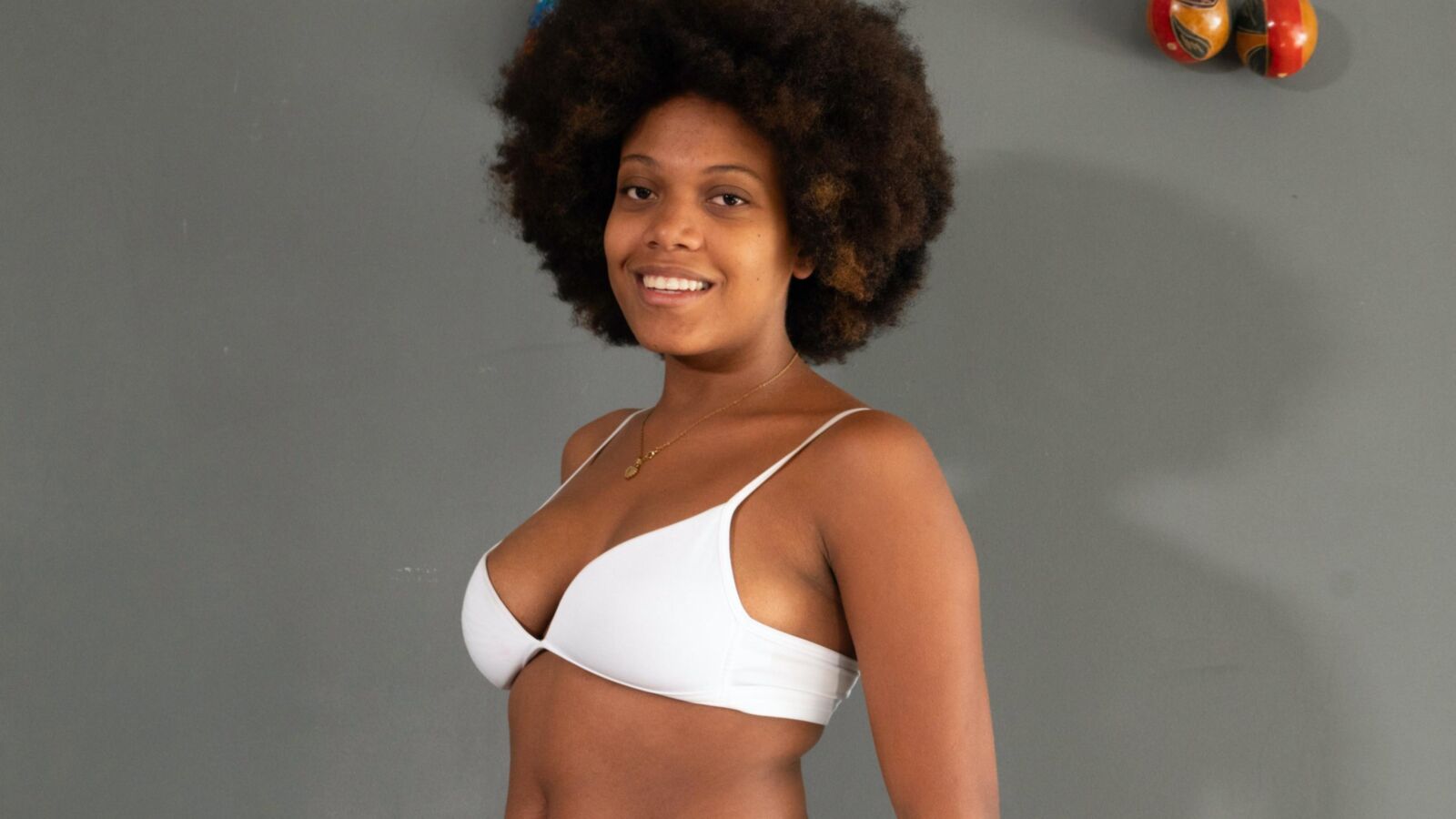 Ebony обнажается на ее деревянном столе