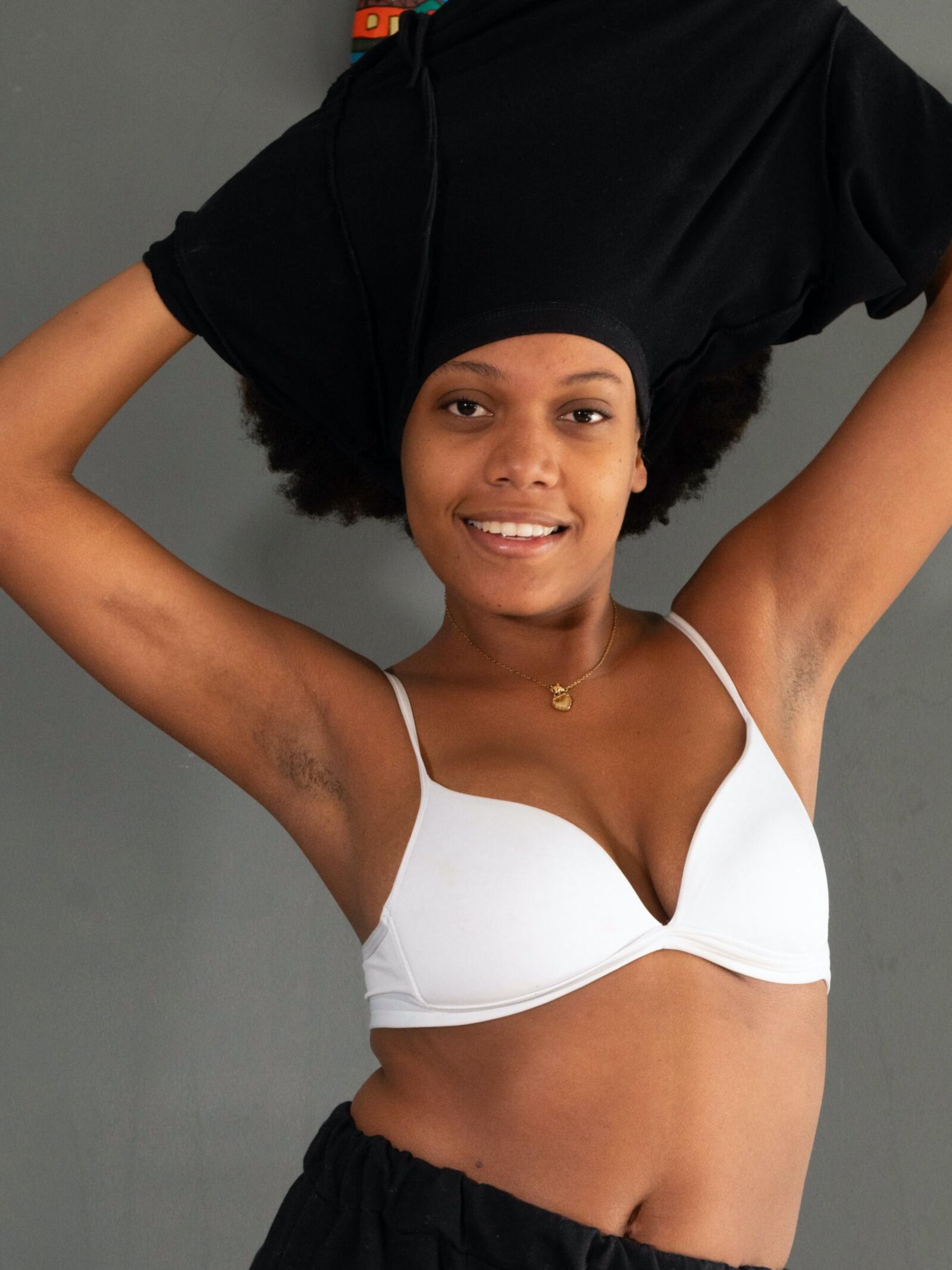 Ebony обнажается на ее деревянном столе