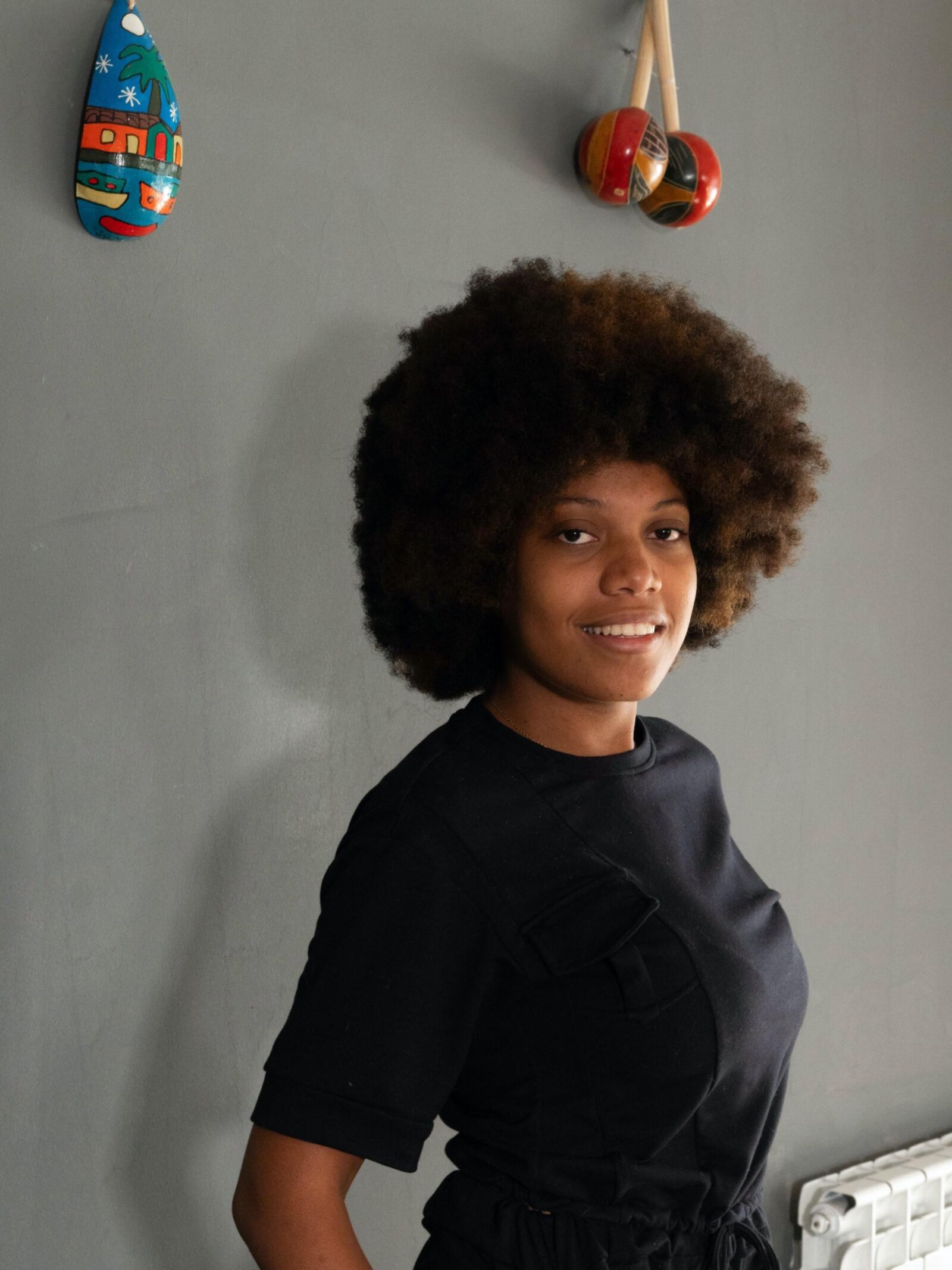 Ebony обнажается на ее деревянном столе