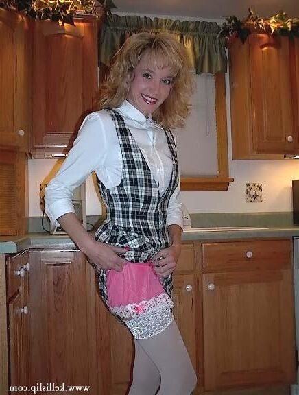 Платье клетки Kelli SG, белая блузка, розовая полная скольжение на кухне