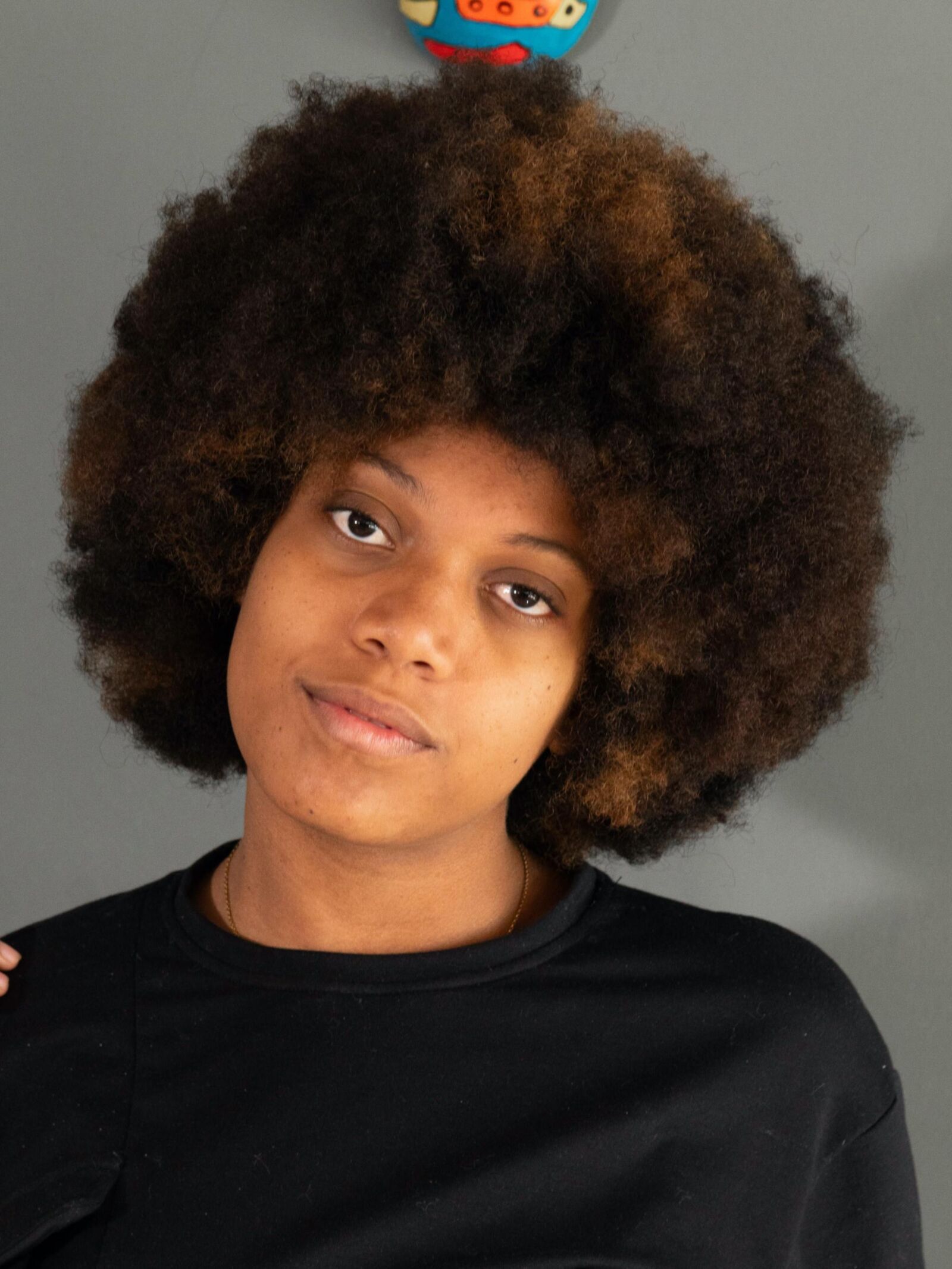 Ebony обнажается на ее деревянном столе