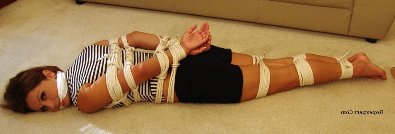 Nikki Lea Bondage -Modell
