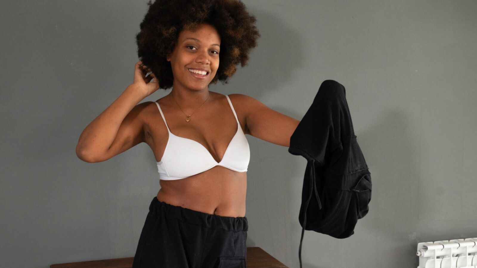 Ebony обнажается на ее деревянном столе