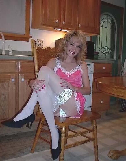 Платье клетки Kelli SG, белая блузка, розовая полная скольжение на кухне