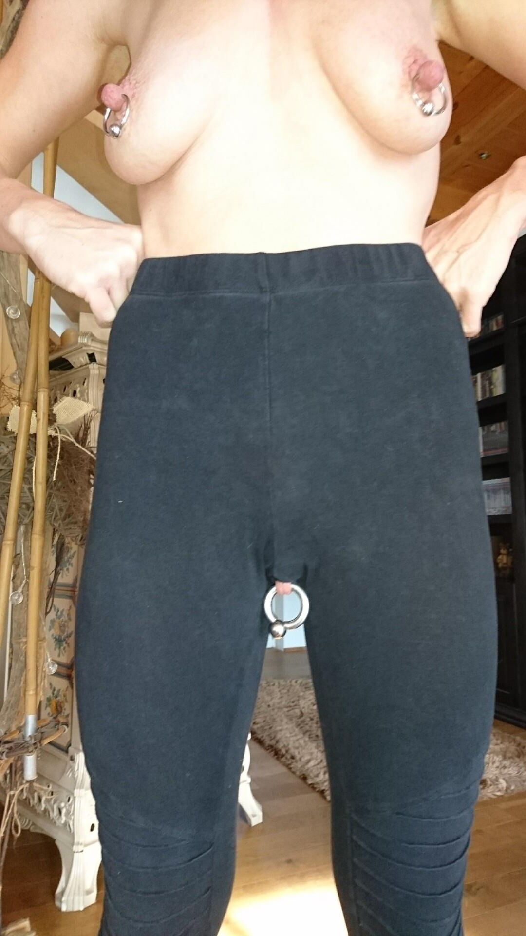Extreme Modifikationen: freche Tätowierungen gedehnte Piercings