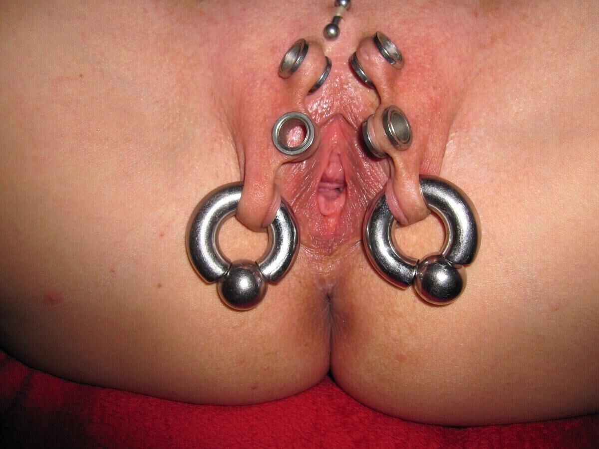 Extreme Modifikationen: freche Tätowierungen gedehnte Piercings