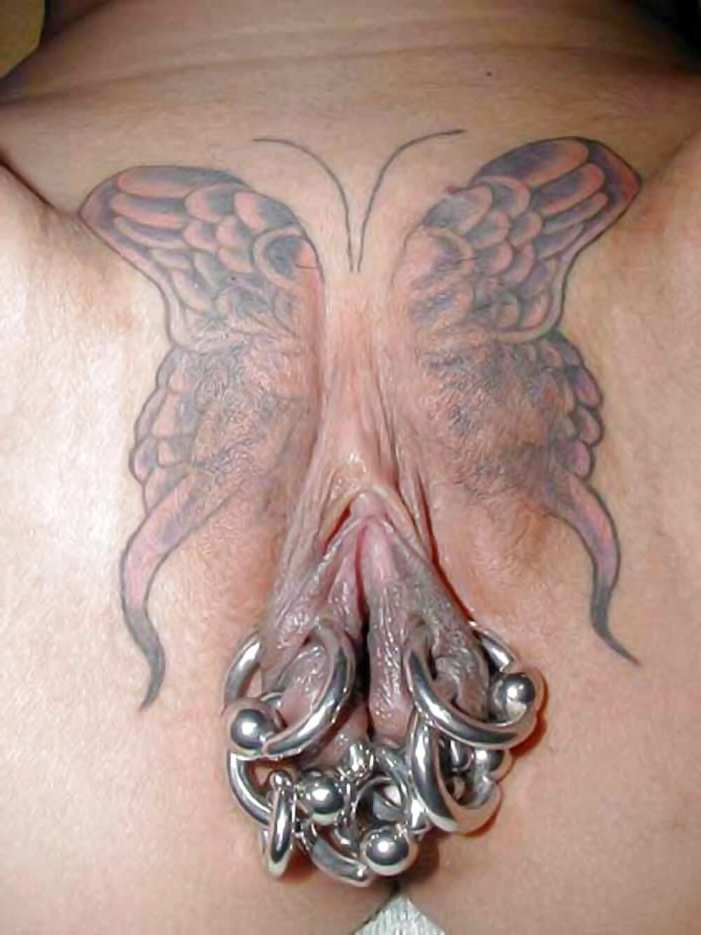 Extreme Modifikationen: freche Tätowierungen gedehnte Piercings