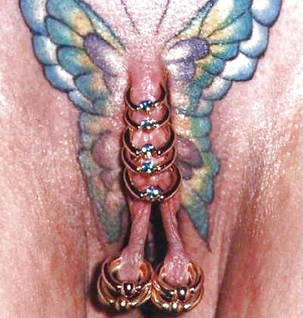 Extreme Modifikationen: freche Tätowierungen gedehnte Piercings