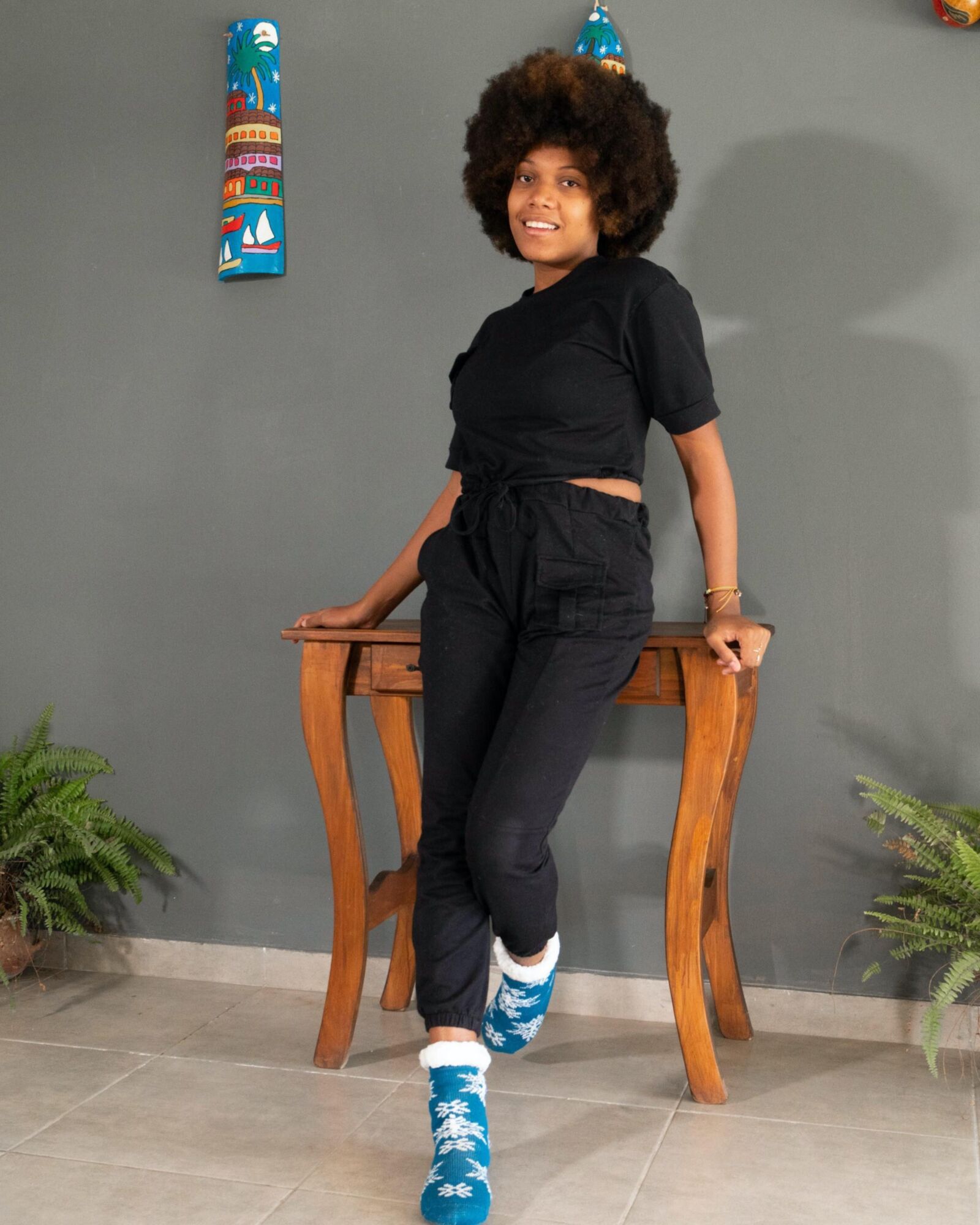 Ebony обнажается на ее деревянном столе