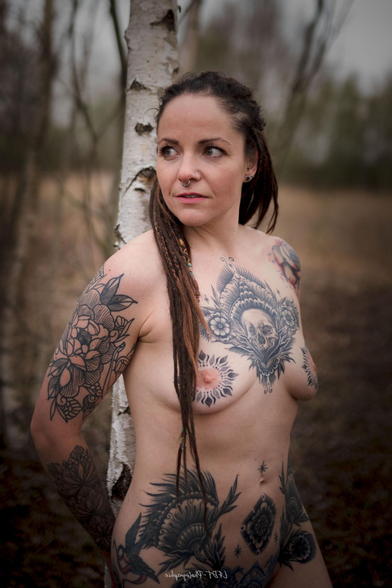 Extreme Modifikationen: freche Tätowierungen gedehnte Piercings