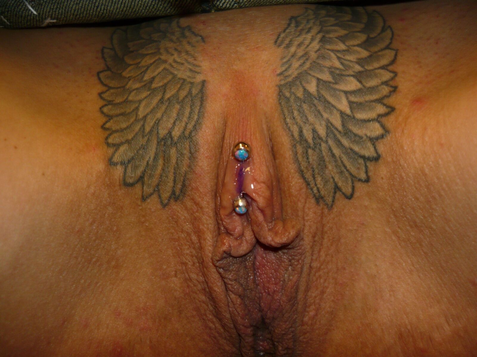 Extreme Modifikationen: freche Tätowierungen gedehnte Piercings