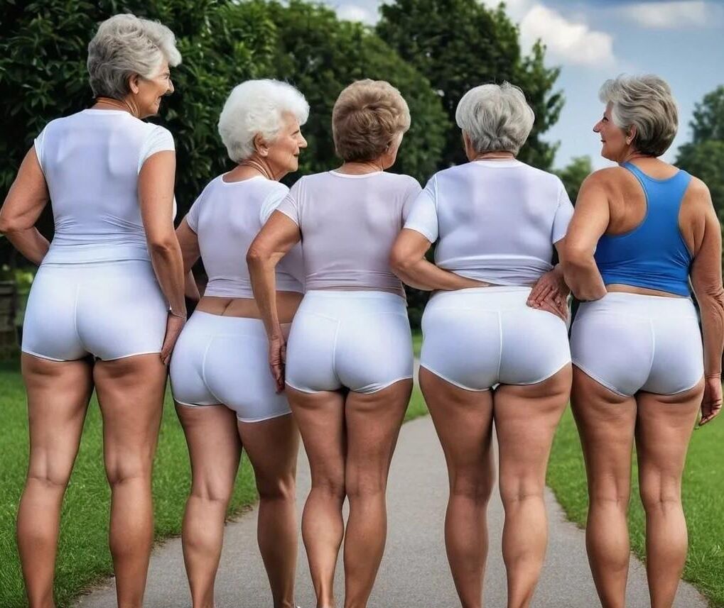 ИИ Grannies, в основном в белом.