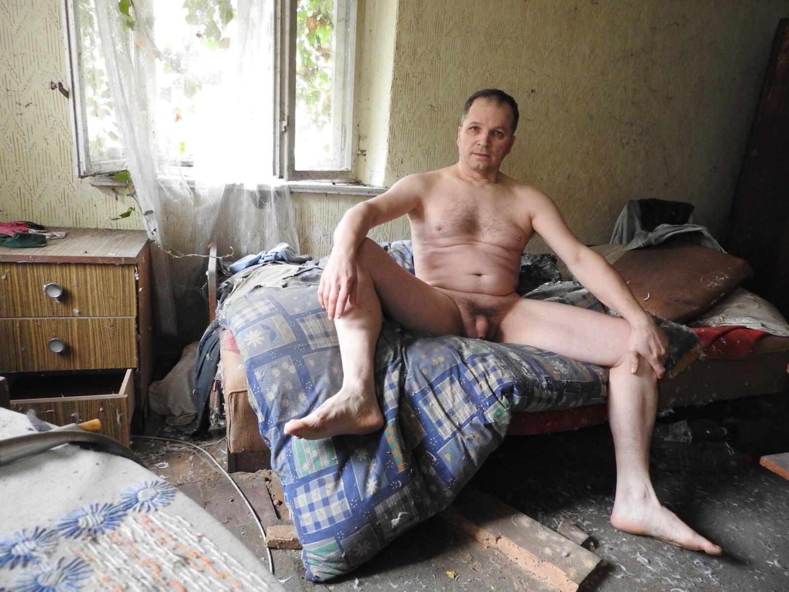Я ... в заброшенном доме в деревне.