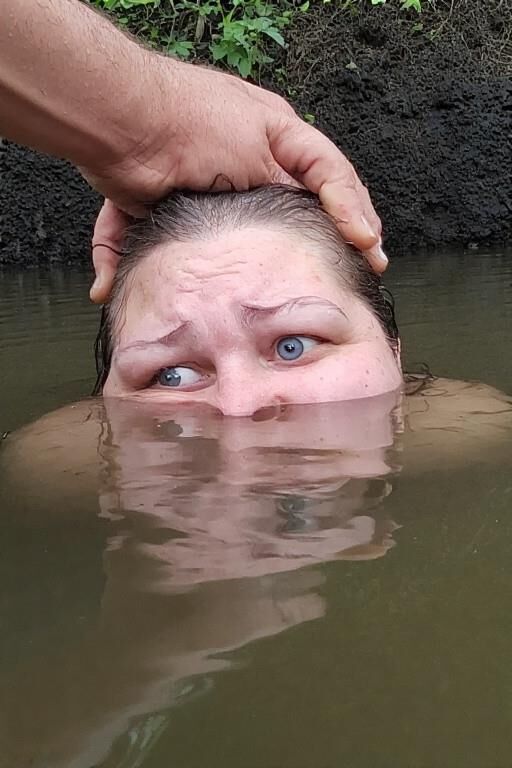 Девушка в пруду