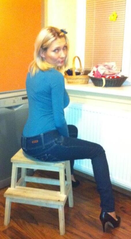 LOVELY BLONDIE