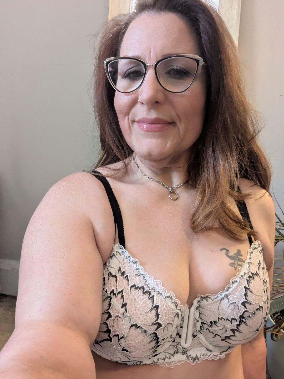 Istelthia Mature Milf