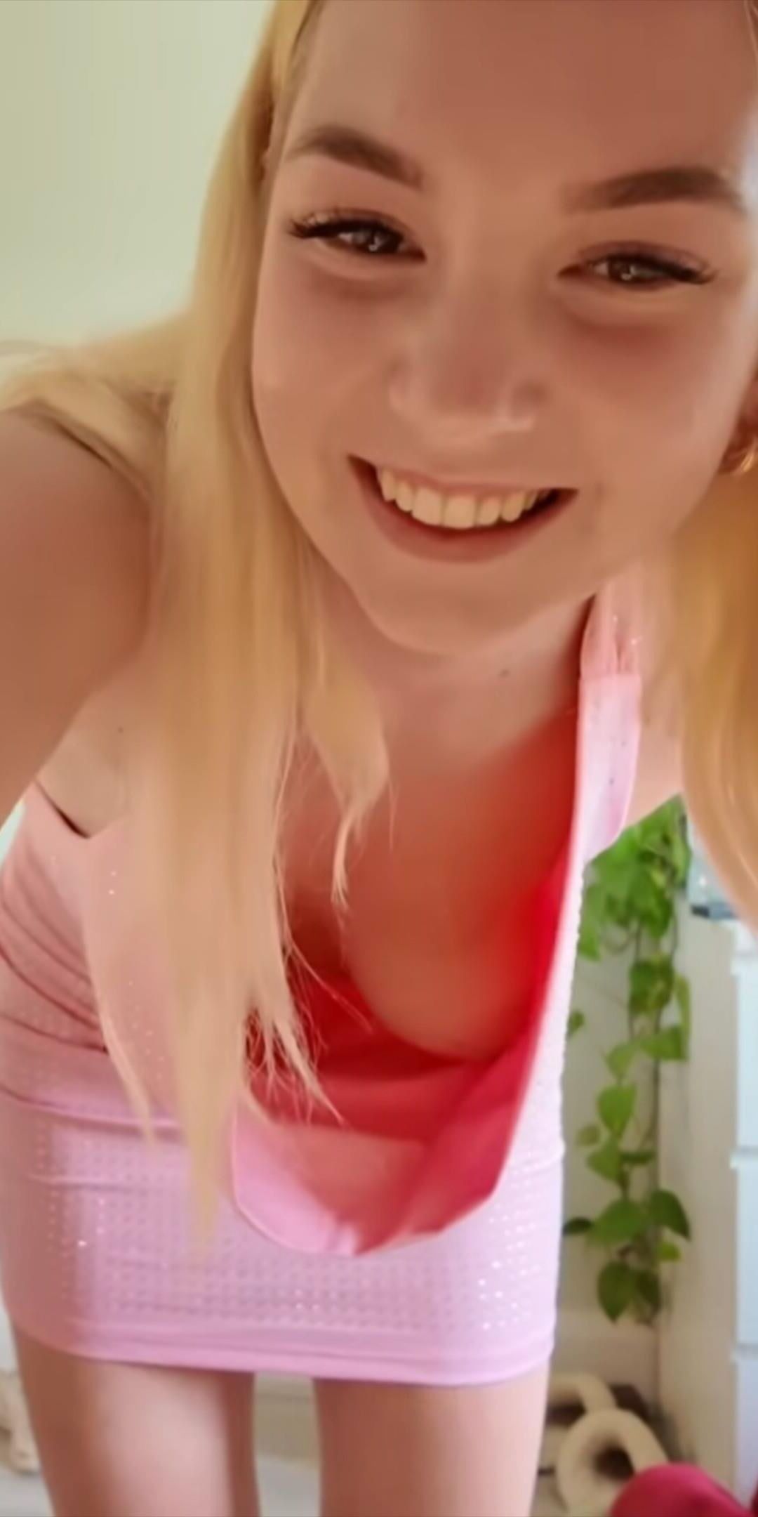 Downblouse blonde