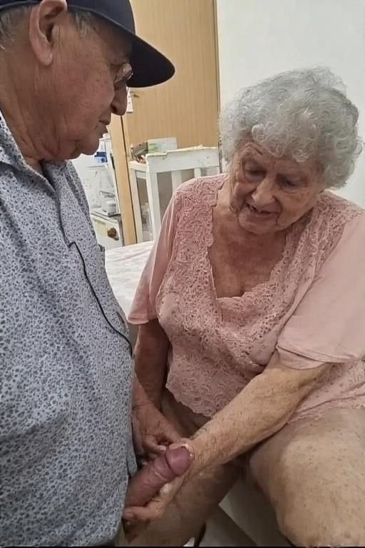 Abuelas y abuelos divirtiéndose