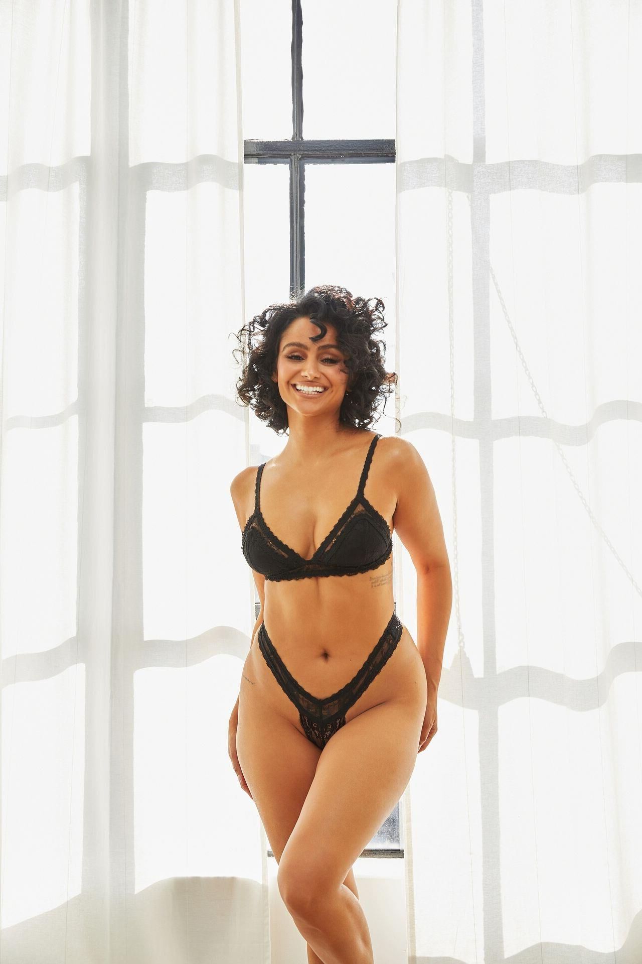 Nazanin Mandi 