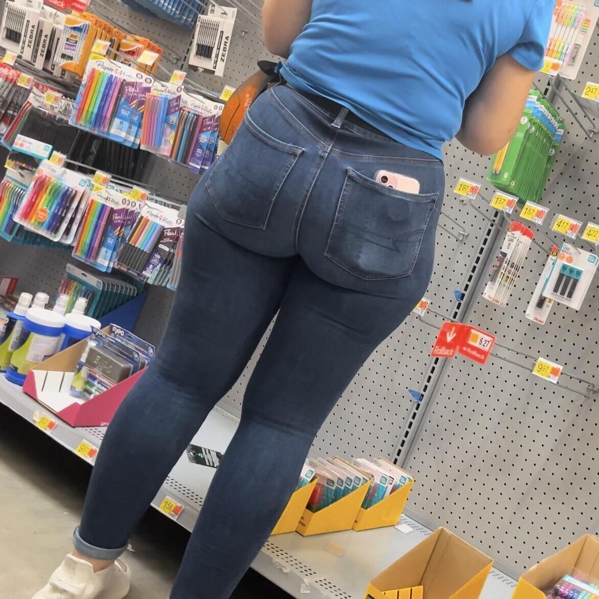 Candid Milf Big Booty in Jeans