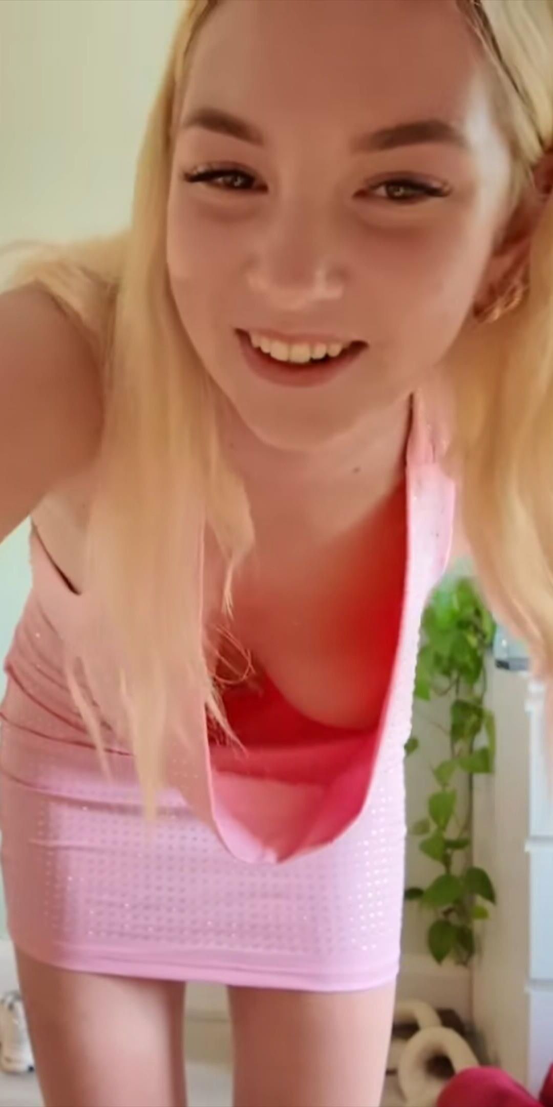 Downblouse blonde