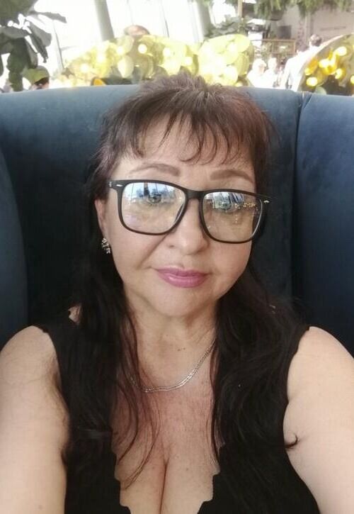 Help. Im addicted to granny cleavage 