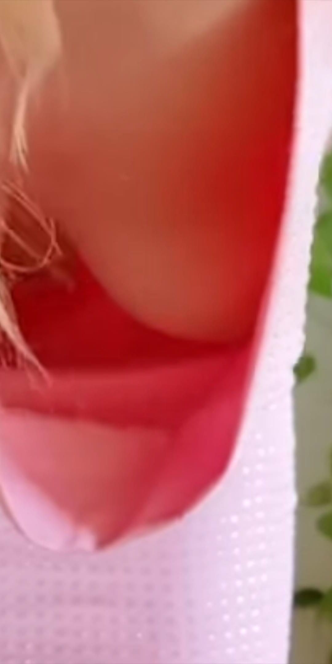 Downblouse blonde