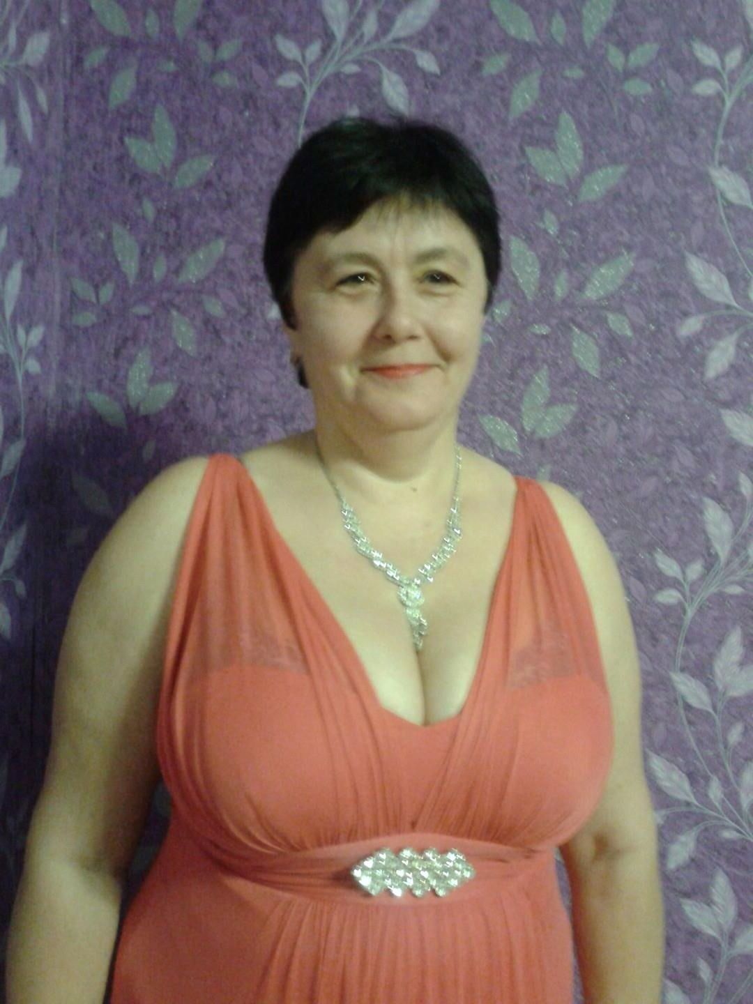 Big titted granny cleavage heaven 