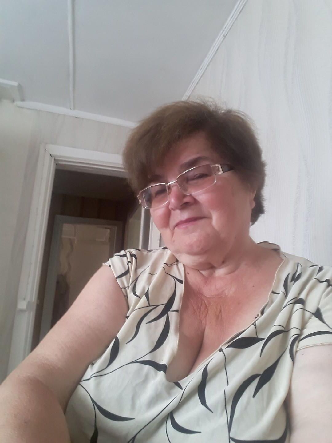 Big titted granny cleavage heaven 