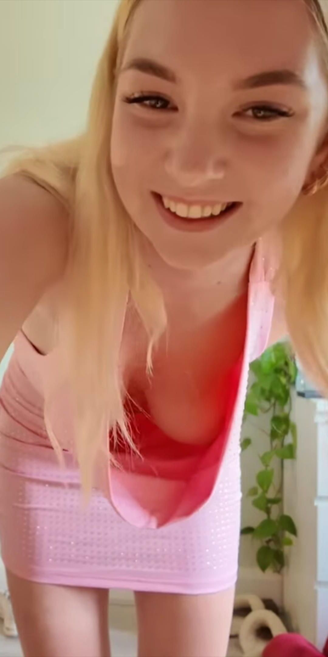 Downblouse blonde
