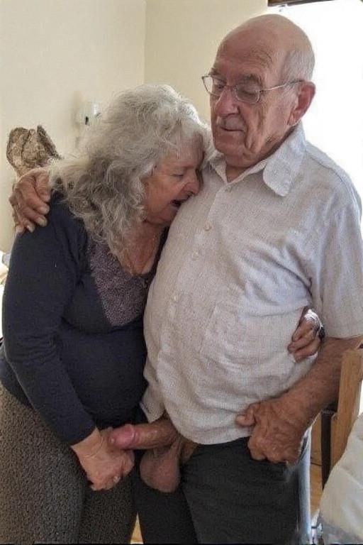 Abuelas y abuelos divirtiéndose