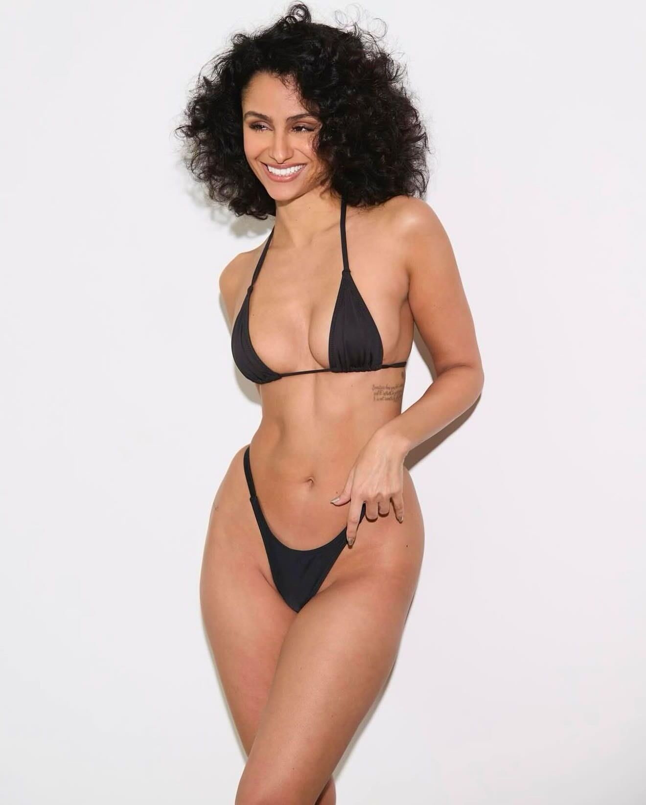 Nazanin Mandi 