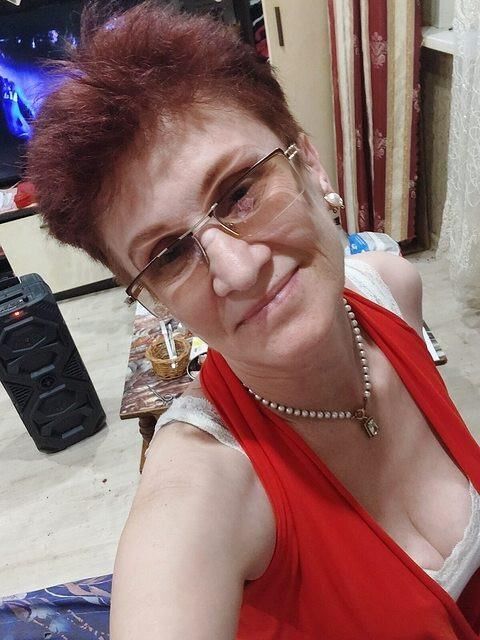 Help. Im addicted to granny cleavage 