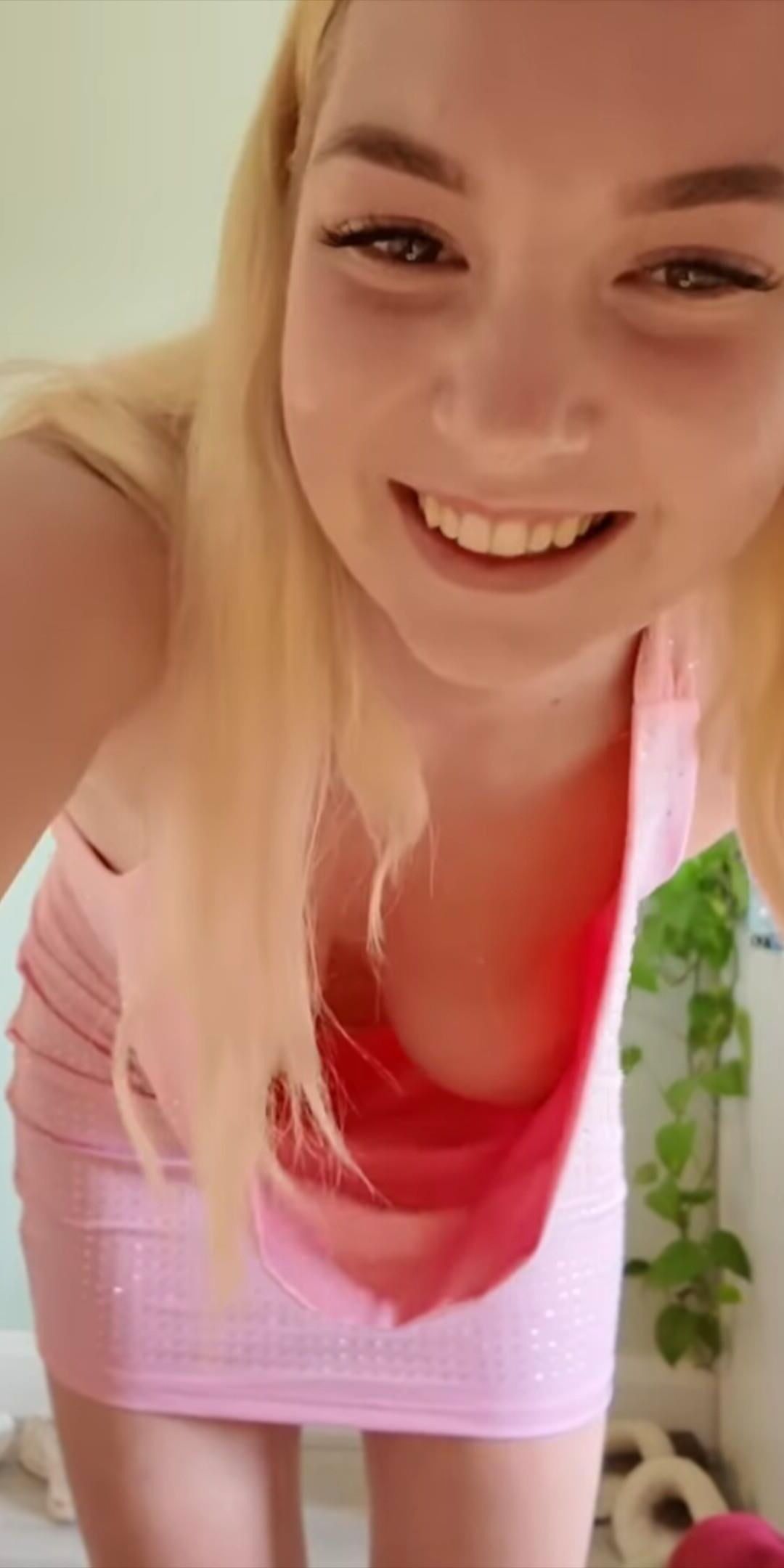 Downblouse blonde