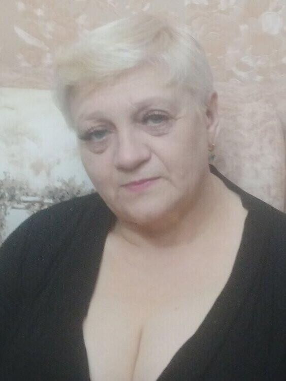 Help. Im addicted to granny cleavage 