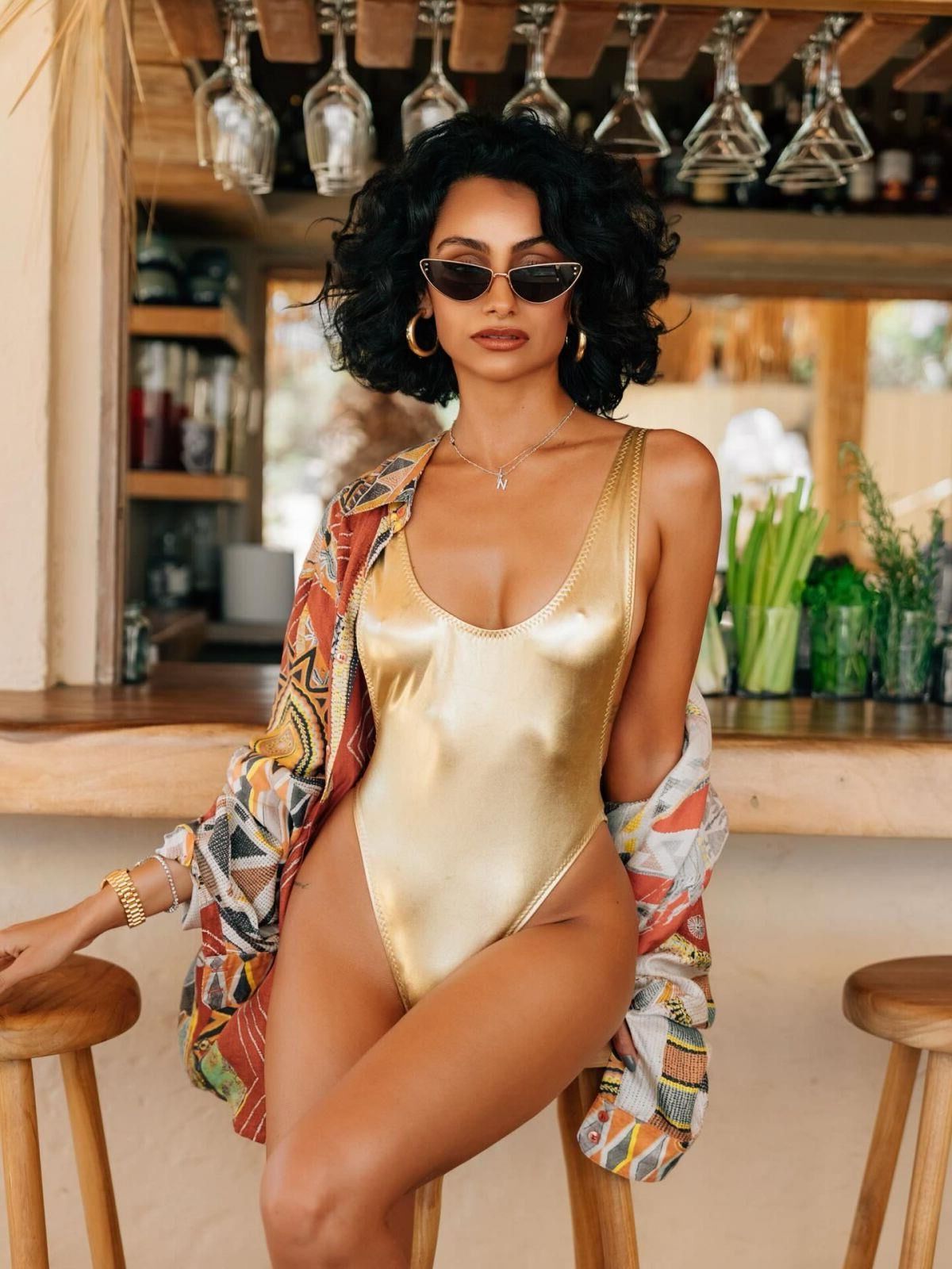 Nazanin Mandi 