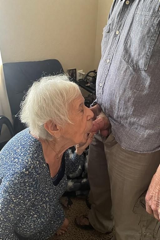 Abuelas y abuelos divirtiéndose