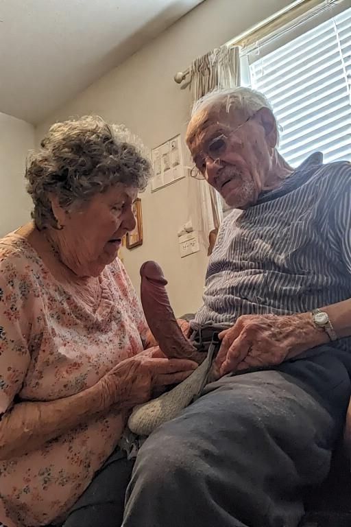 Abuelas y abuelos divirtiéndose