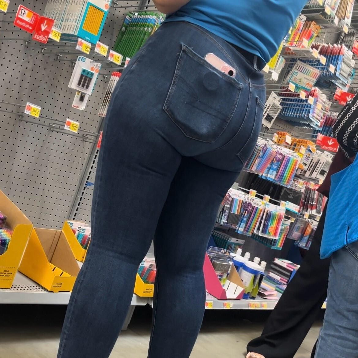 Candid Milf Big Booty in Jeans