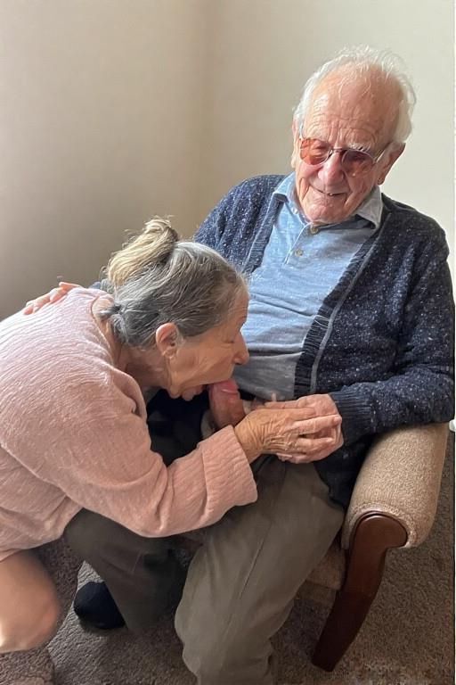 Abuelas y abuelos divirtiéndose