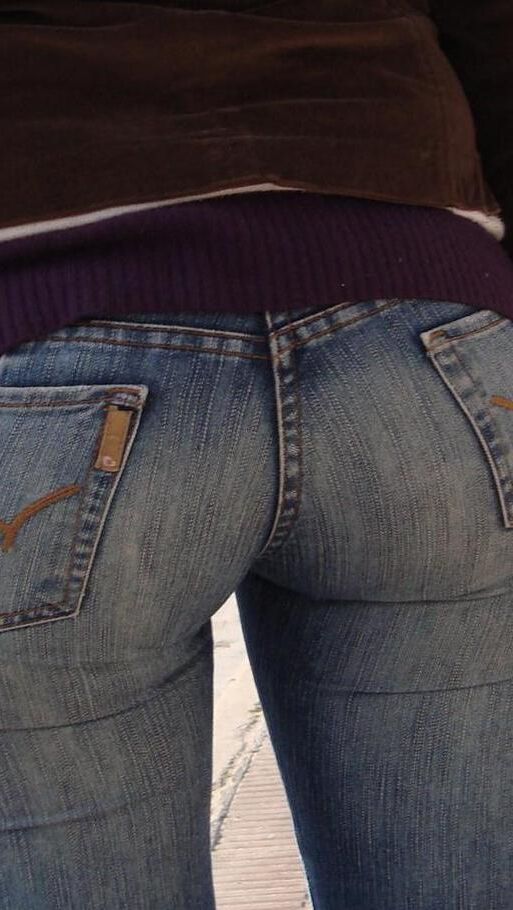 ASSES IN JEANS