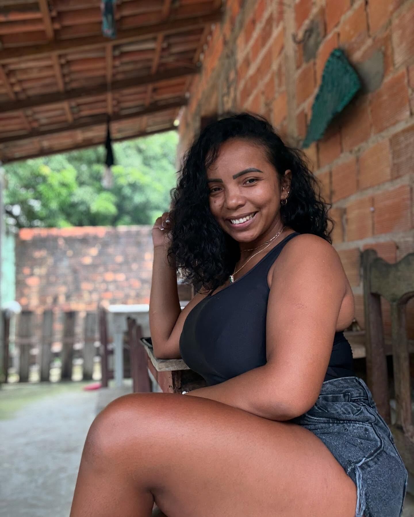 Morena gostosa peituda e rabuda