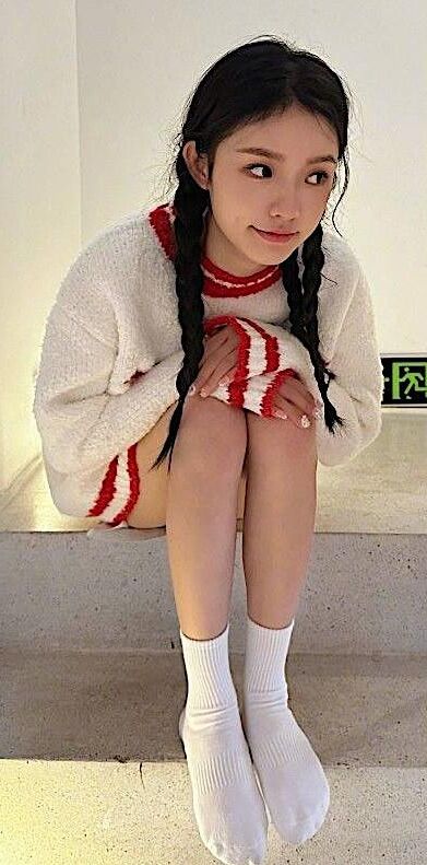 DO ASIAN WOMEN WEAR SOCKS? THE LOOK GREAT IN THEM!