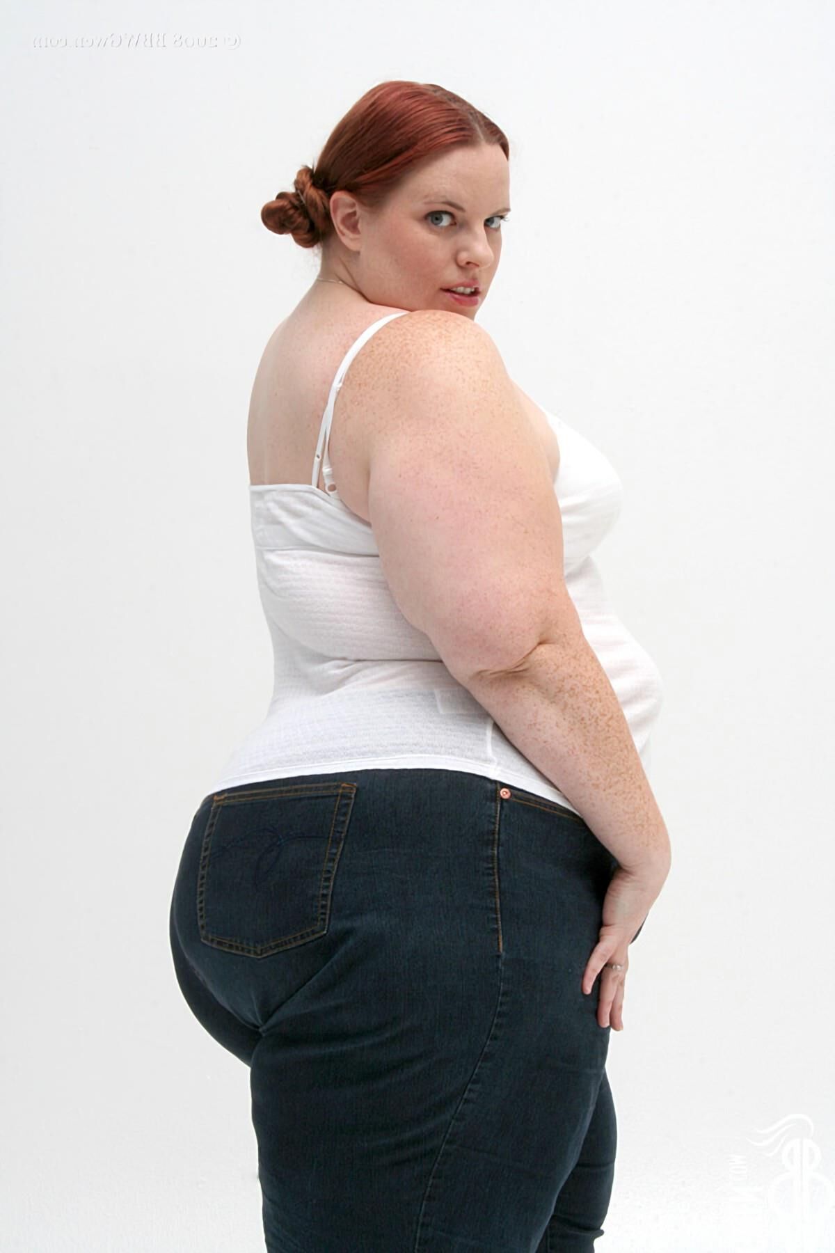 Radieuse Gwen Ssbbw Rousse AVEC des Tout Petits Nichons