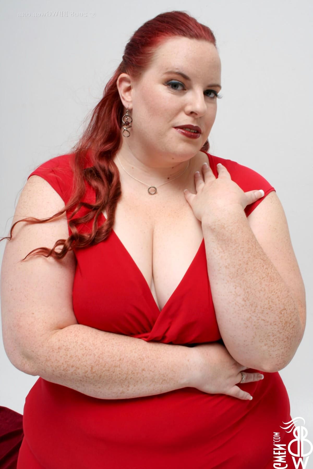 Radieuse Gwen Ssbbw Rousse AVEC des Tout Petits Nichons