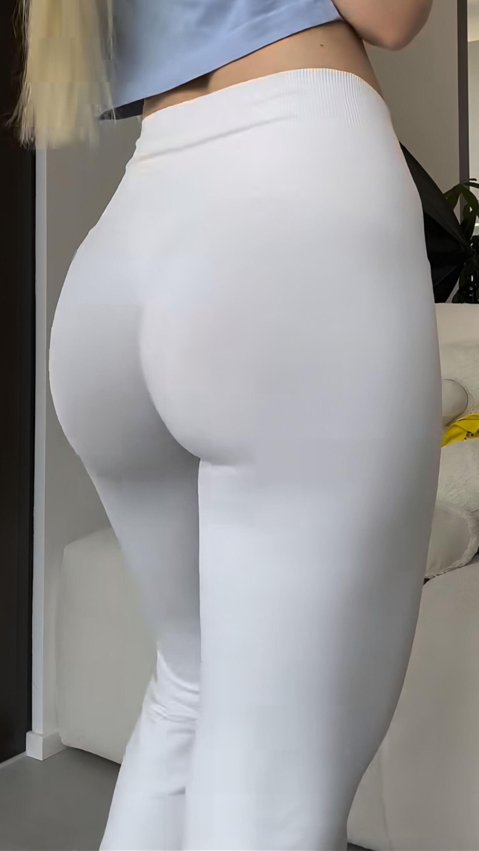 TEEN IN YOGA PANTS 