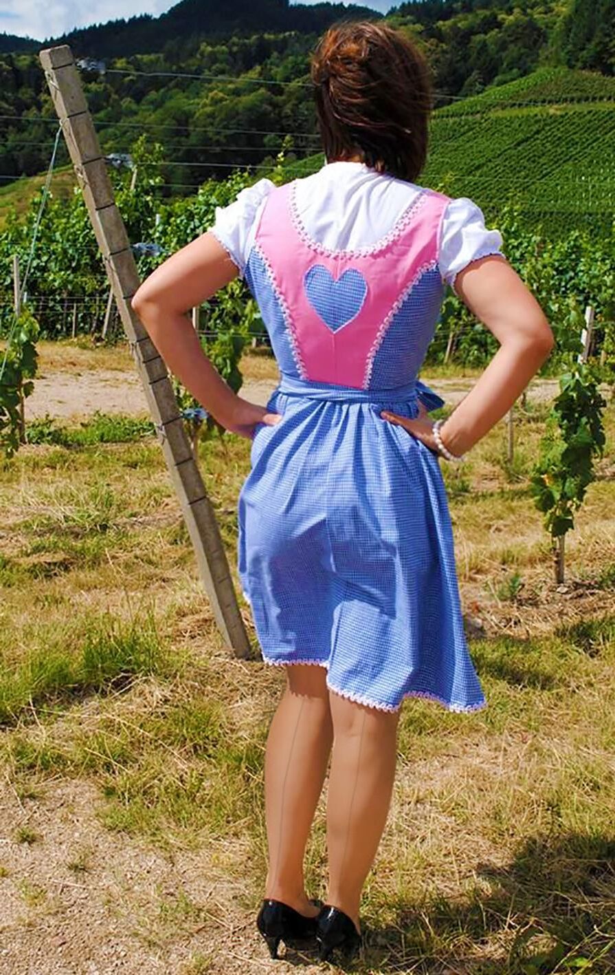 Fesche Madln im Dirndl zum Vierhundertacht`n